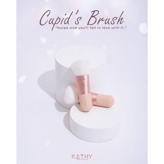 KATHY AMREZ MAKEUP BRUSH แปรงกามเทพจิ๋ว “Cupid’s Brush” สุดน่ารัก แปรงปัดบลัชออน ด้ามสี Rose Gold ดีไซน์สวยหรู ดูแพง