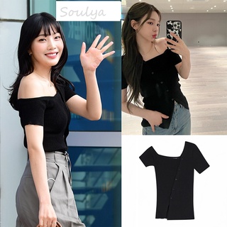 Red Velvet Joy เสื้อยืดแขนสั้น เปิดไหล่ ผ้าเรยอน แบบเข้ารูป ผ้าถัก ทรงพิเศษ ลาย Aespa Karina สีแดง แฟชั่นสไตล์เกาหลี สําหรับผู้หญิง