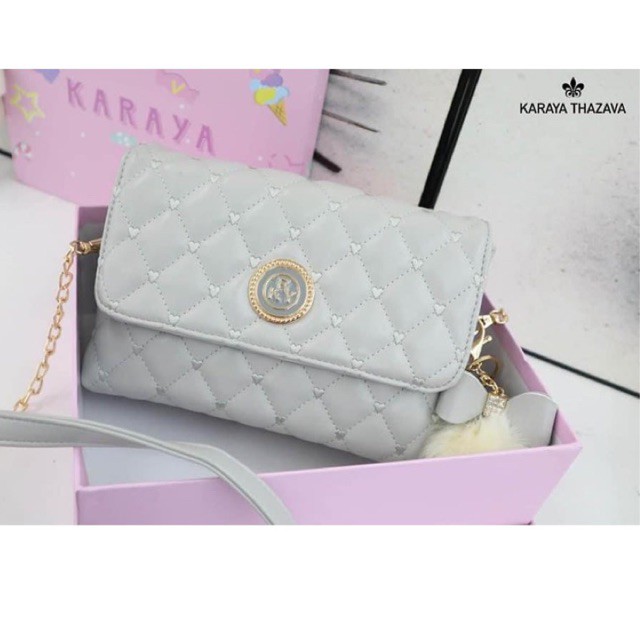 กระเป๋าสะพายแบรนด์แท้ KARAYA THAZAVA สีเทาอ่อน หนังนิ่ม ลายตารางปักรูปหัวใจ