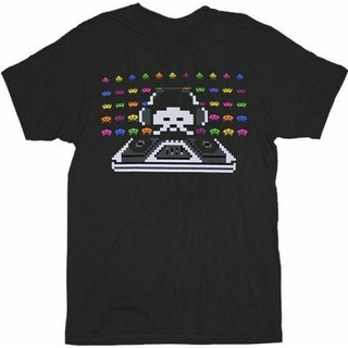 คอลูกเรือเสื้อยืดคอกลมเสื้อยืด พิมพ์ลาย Arcade Video Game Space Invaders Cosmic Dj สีดํา สําหรับผู้ชาย และผู้ใหญ่ผ้าฝ้าย