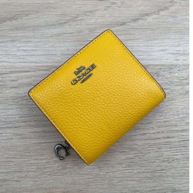 (ผ่อน0%) กระเป๋าสตางค์ ใบเล็ก SNAP WALLET (COACH C2862) QB/OCHRE หนังแท้ 2 พับ สีเหลือง ใบสั้น