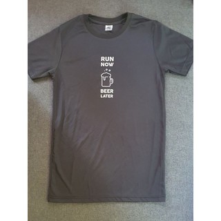 (Used) เสื้อออกกำลังกาย สีดำ พิมพ์ลายด้านหน้า RUN NOW BEER LATER ผ้าสำหรับออกกำลังกาย แบบแห้งง่าย สภาพดีมาก