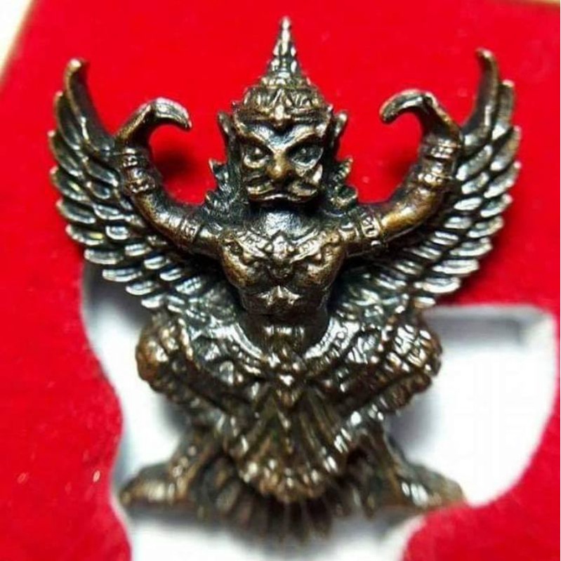 พญาครุฑกำลังแผ่นดิน พิธีวัดพระแก้ว ปี 2540 ปลุกเสกโดยพระเกจิ 56 รูปรวม 7 วาระ แท้