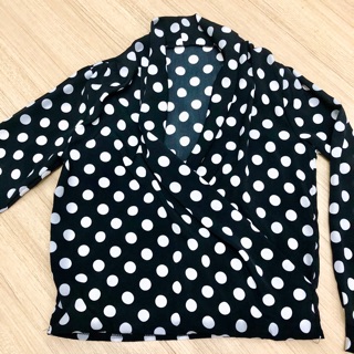 เสื้อคอภ่วง polka dots สีดำ