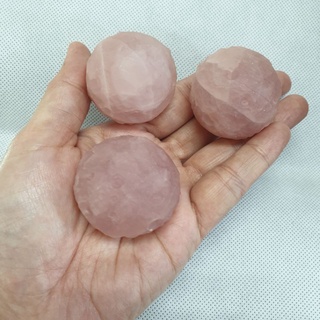 หินลูกกลม หินโรสควอตซ์(Rose Quartz)แกะลายพระจันทร์ ลูกละ550 ขนาด 4 ซม.โรสควอตซ์(Rose Quartz)หินแกะสลัก