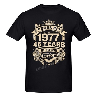 [S-5XL]เสื้อยืดแขนสั้น พิมพ์ลายกราฟิก Born in 1977 45 years to 45th สไตล์ฮาราจูกุ