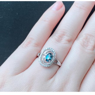 แหวนเงินแท้ 92.5 % ฝังพลอยโทแพซสีฟ้าเข้ม (LONDON BLUE TOPAZ) ประดับด้วยเพชรรัสเซีย รุ่น GR2120-LBT