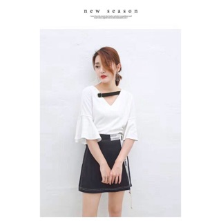 เสื้อยืดแต่งสายคาดคอ