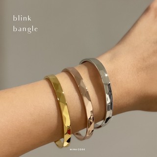 Mina Code Blink Bangle กำไลแบนมีลายบุบ