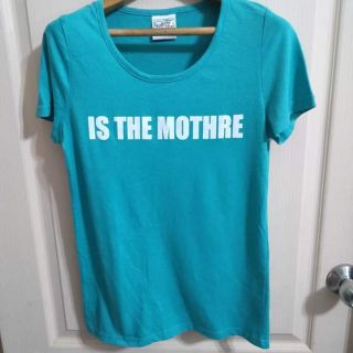 เสื้อยืดสีเขียว สกรีนตัวอักษร IS ThE mother