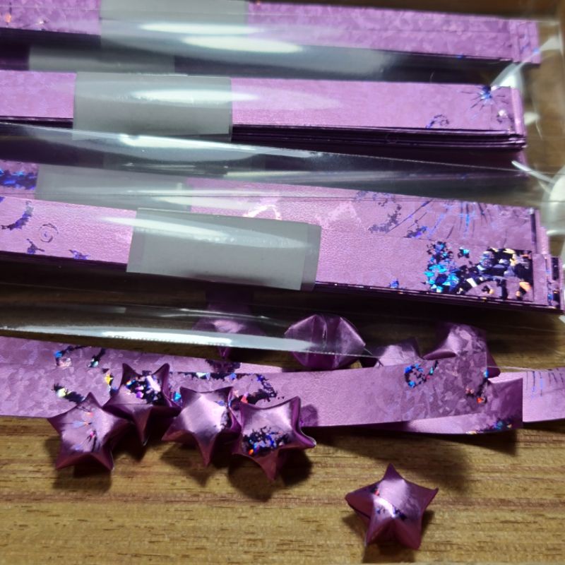 กระดาษพับดาว เงาวาววับ สะท้อนแสง จำนวน 50 แผ่น สี pink purple HBD