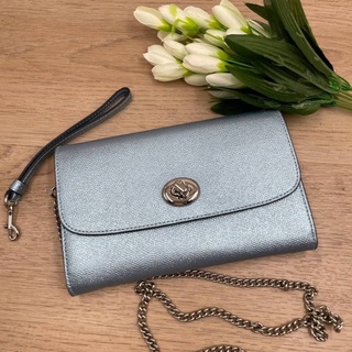 (ผ่อน0%) กระเป๋าสะพายข้าง CHAIN CROSSBODY (COACH F22828) METALLIC SKY BLUE/SILVER หนังแท้ สีฟ้า เมทัลลิค สายโซ่