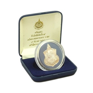 เหรียญเสมาที่ระลึกเนื่องในวโรกาสเฉลิมพระชนมพรรษา ๖ รอบ พ.ศ.๒๕๔๒