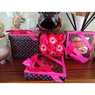 กุหลาบValenwhiteหลาบสบูมีกลิ่นหอมของกุหลาบมาพร้อมกล่องทรงสูงขนาด9*9*9 สี่เหลี่ยมสีชมพู
