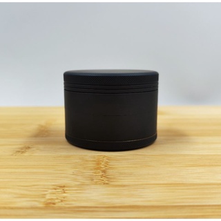 ส่งเร็ว herb grinder rubber paint black&amp;gold ที่บดสมุนไพรอลูมิเนียม สีดำในสีทอง ฟันบดคม ขนาดเหมาะมือ 62 มม.