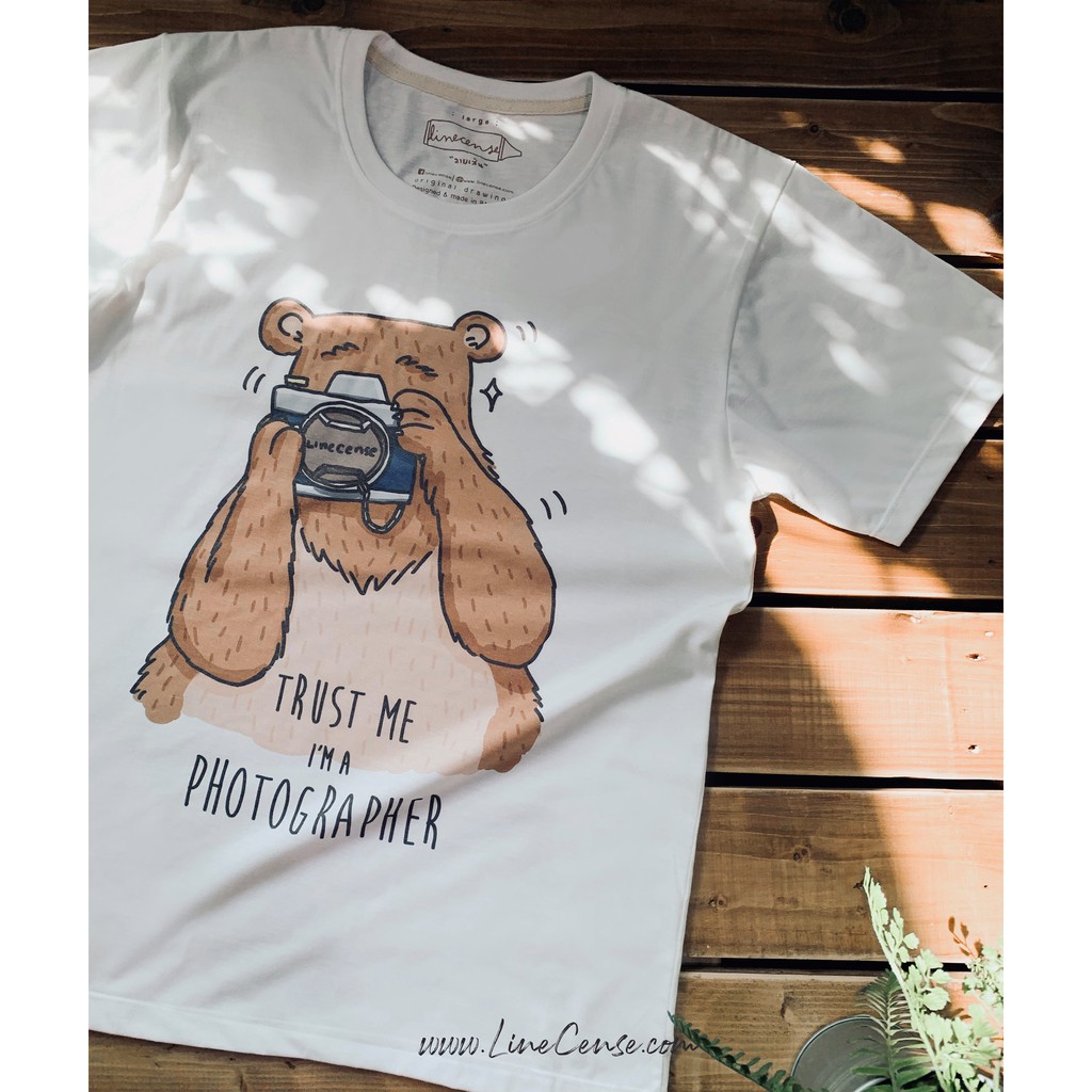 Trust Me I'm a Photographer t-shirt เสื้อยืด ลายหมีถ่ายรูป