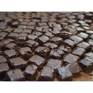 บราวนี่คิวบ์แบบกรอบ krispy brown ดาร์ช็อกโกแลต