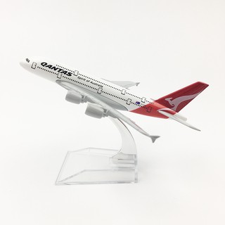 [16cm] โมเดลเครื่องบิน Qantas  (Aircraft Metal Model) วัสดุทำจากเหล็ก มีล้อ พร้อมฐาน ของเล่น ของสะสม เสริมฮวงจุ้ย