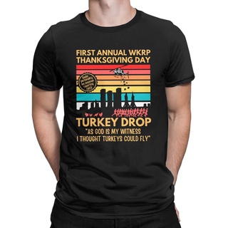 เสื้อยืดผ้าฝ้ายเสื้อยืดคอกลม แขนสั้น ผ้าฝ้าย 100% พิมพ์ลาย Thankgiving Wkrp Turkey Drop สําหรับผู้ชาย 6XLL XL  XXL 3XL