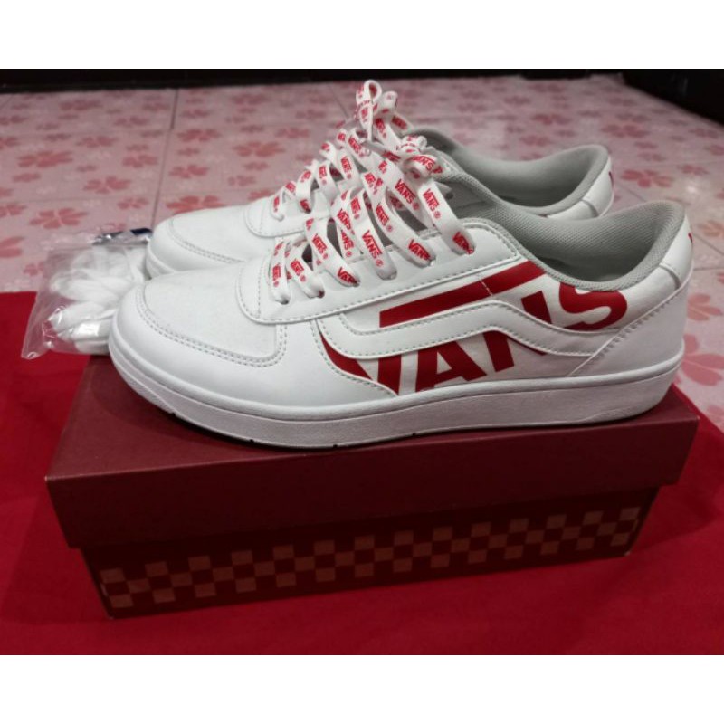 รองเท้า VANS สีขาวลายแดง