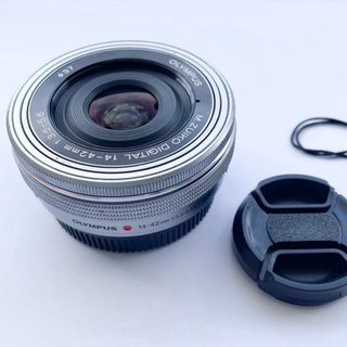 Lens Olympus 14-42mm f3.5-5.6 สีเงิน Silver - มือสอง สภาพสวย ใช้งานได้ดีปกติ เลนส์ทำงานเต็มระบบ สินค้ามีรับประกัน 90 วัน