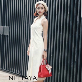 ป้าย NITTAYA เดรสยาวสีขาวแขนกุด