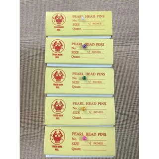 เข็มหมุดประมาณ 350 ตัว มี 9 สี
