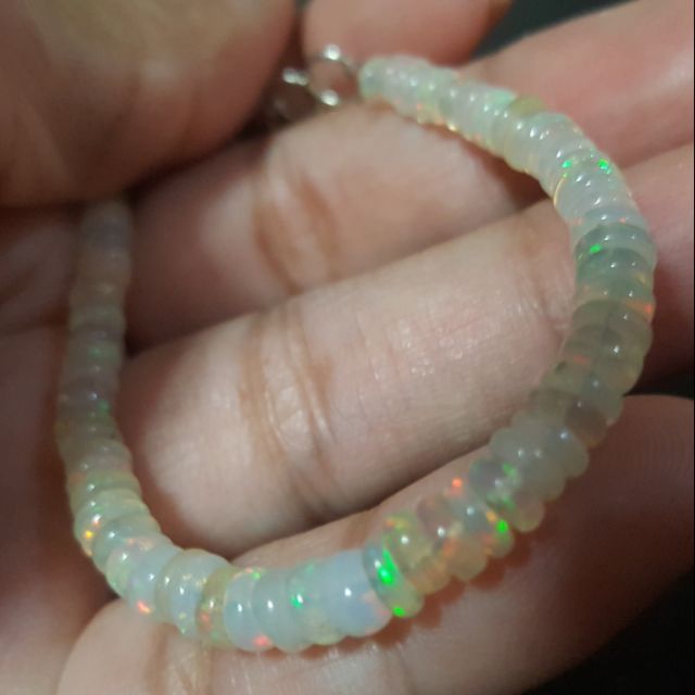 สร้อยข้อมือโอปอลแท้ โอปอลเหลือบรุ้งเส้นน่ารัก (Natural white opal beads bracelet)