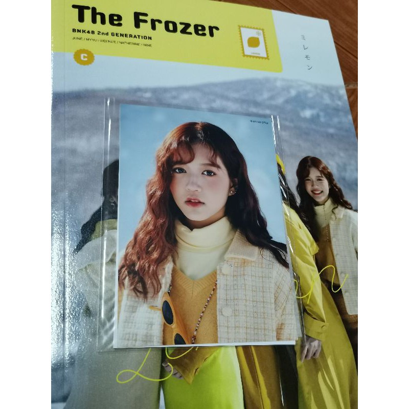 รูปสุ่มหนังสือ ฟตบ รุ่น 2 จูเน่ BNK48 2nd Generation Photobook “The Frozer” June
