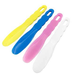 Plastic spatula for 4 pieces of cement mold.