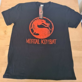 [100% Cotton] เสื้อยืดลําลอง แขนสั้น พิมพ์ลายโลโก้ Mortal Kombat Dragon Outline สีดํา สําหรับผู้ชาย 906309