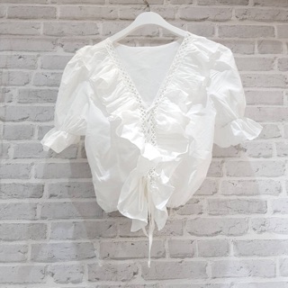 เสื้อครอป คอวี เสื้อระบาย