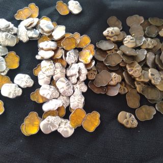 หมุดกะโหลกรีดร้อน 25 ชิ้น 20 บาท