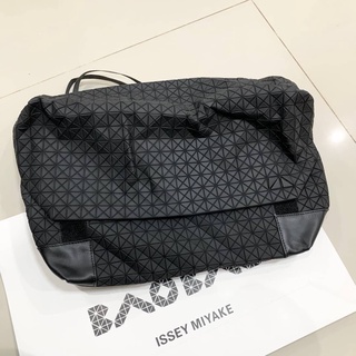 BAO BAO ISSEY MIYAKE TRIANGULAR PANELS MESSENGER BAG GREY กระเป๋าสะพายข้างครอสบอดี้ แมสเซนเจอร์ บาวบาว อิซเซ่ มิยาเกะ