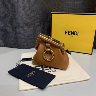 NANO เฟนดิ FISRT CHARM BAG พร้อมส่ง กระเป๋าใบจิ๋วพร้อมสายสะพาย   เป็นพวงกุญแจก็ได้นะคะ  สินค้าพร้อมกล่อง