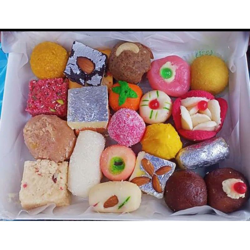 ขนมอินเดียแบบรวม  Mixed Indian sweets อร่อยสุดยอด ประมาณ 23 ชิ้น โคตรคุ้ม ส่งฟรี