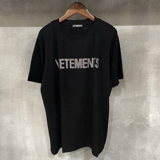 NEW เสื้อยืด VETEMENTS TEE ใส่ได้ทั้งผู้หญิงผู้ชาย ตัวเสื้อ มีป้ายโลโก้ ผ้าดี ถ่ายสดจากสินค้าจริง100% Size S - XL