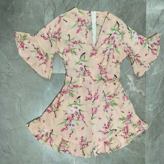 จั้มสูท ขาสั้น สีส้มโอรส ลายดอกซากุระ / Size M-L / มือสอง