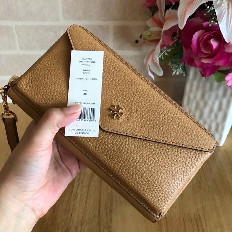 🎀 (สด-ผ่อน) กระเป๋าสตางค์ สีน้ำตาล Cardamon 74187 TORY BURCH CARTER  SMARTPHONE WALLET | Shopee Thailand