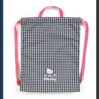 กระเป๋าเป้หูรูดจากแบรนด์ SANRIO มาพร้อมช่องใส่ของขนาดใหญ่ สามารถจุสัมภาระได้เยอะ และลาย Hello Kitty แสนน่ารัก