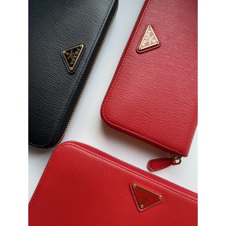 Prada wallet zippy ลายไม้