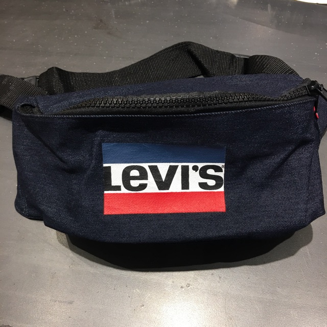 กระเป๋าคาดอก / คาดเอว ผ้ายีนส์ Levi’s®
