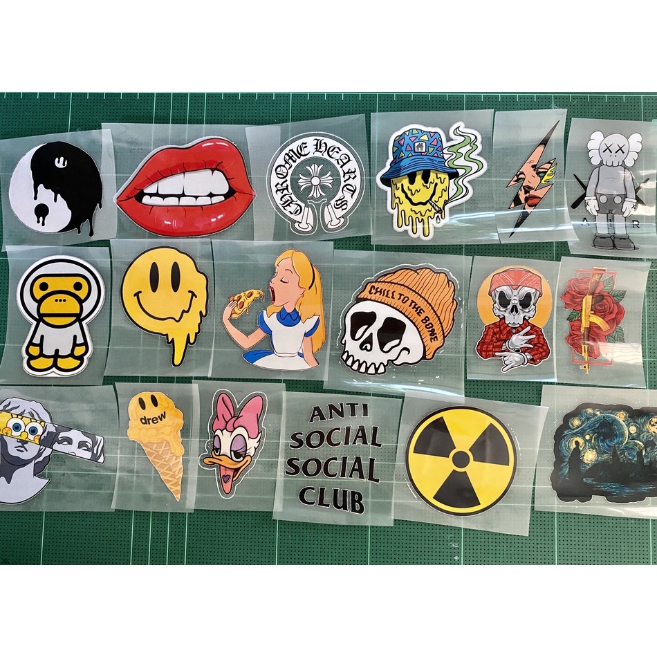 ตัวรีดติดเสื้อ แผ่นฟิมล์รีดร้อน สติ๊กเกอร์ชิคๆ เก๋ๆ Drew , Kaws