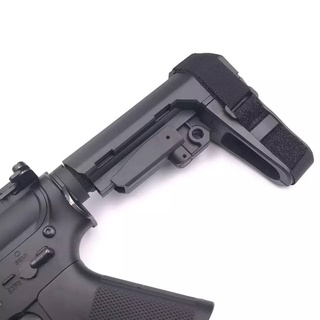 พานท้าย SBA3 (Pistol Stabilizing Brace) พานท้ายรัดติดกับข้อมือ ทำให้สามารถยิงมือเดียวได้มั่นคง