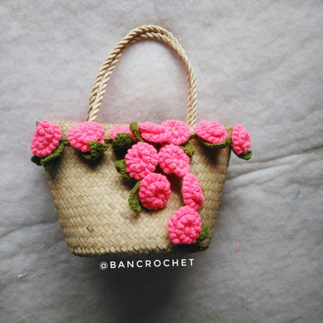 กระเป๋าสานกระจูด แต่งดอกไม้