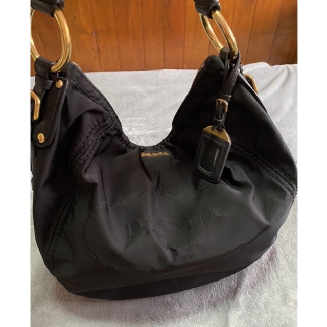 Prada large shoulder hobo bag สภาพดี ของแท้ กระเป๋ามือสอง ปราด้า