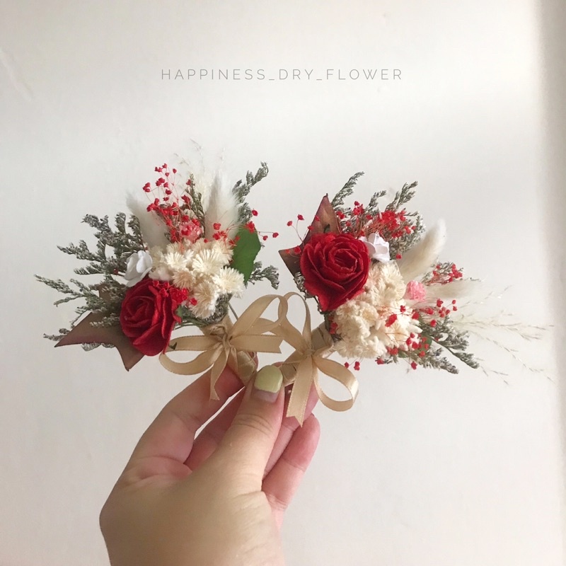 เข็มกลัดติดอกดอกไม้แห้งสีแดง