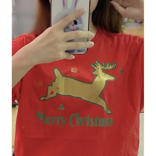 เสื้อยืดผ้าฝ้าย เสื้อยืดคริสต์มาสGold x Green 🎄 Christmas Reindeer 🦌 Red T-Shirt