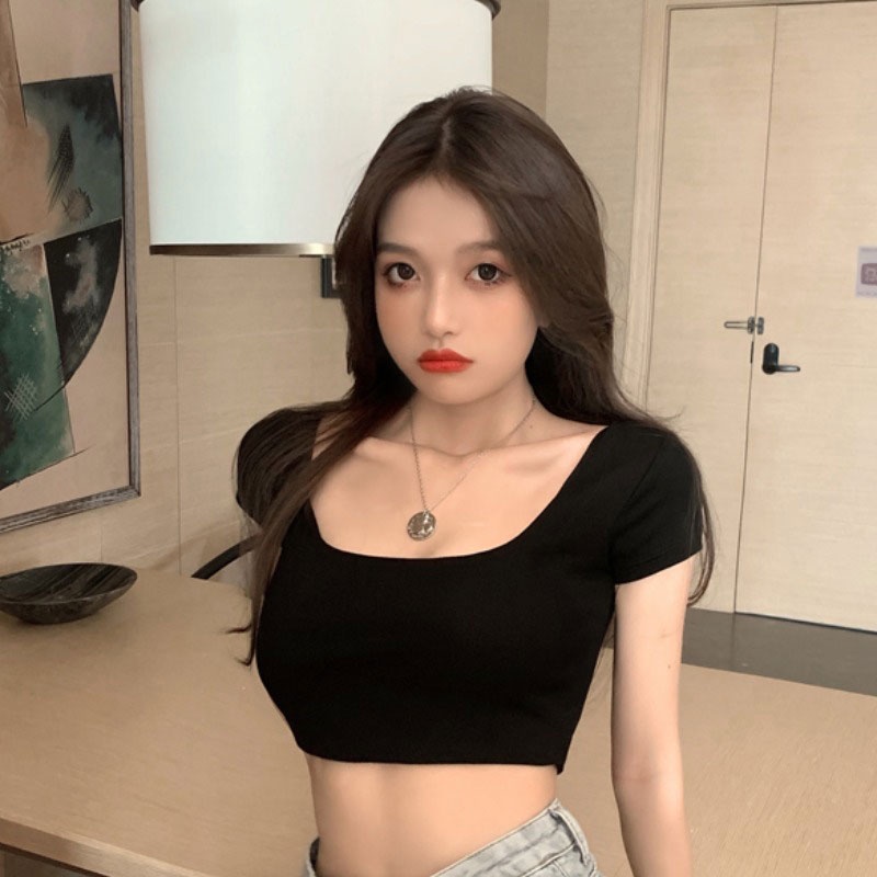 เสื้อครอป ครึ่งตัว คอเหลี่ยม  พร้อมส่ง เสื้อยืดครอปแขนสั้น คอเหลี่ยม ผ้านิ่มลื่นใส่สบายสุดๆ ผ้าเรยอน ใส่สบาย