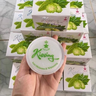 ครีมสมุนไพรมะระ ครีมลดสิว ฝ้า จุดด่างดำ Kissing Night Cream Anti Melasma &amp; Whitening เป็นทั้งครีมลดฝ้า กระ และ ครีมไวท์เทนนิ่ง ช่วยทำใหหน้าขาวใส ไร้ฝ้า กระ อย่างเป็นธรรมชาติ และยังช่วยลดเลือนจุดด่างดำอีกด้วย ขนาดกระปุกละ 20 กรัม สินค้ามีพร้อมส่ง